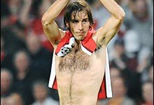 Former Arsenal Great Rober Pires Leaves The Pitch To A Standing Applause