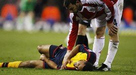 Theo-Walcott-lies-injured-001